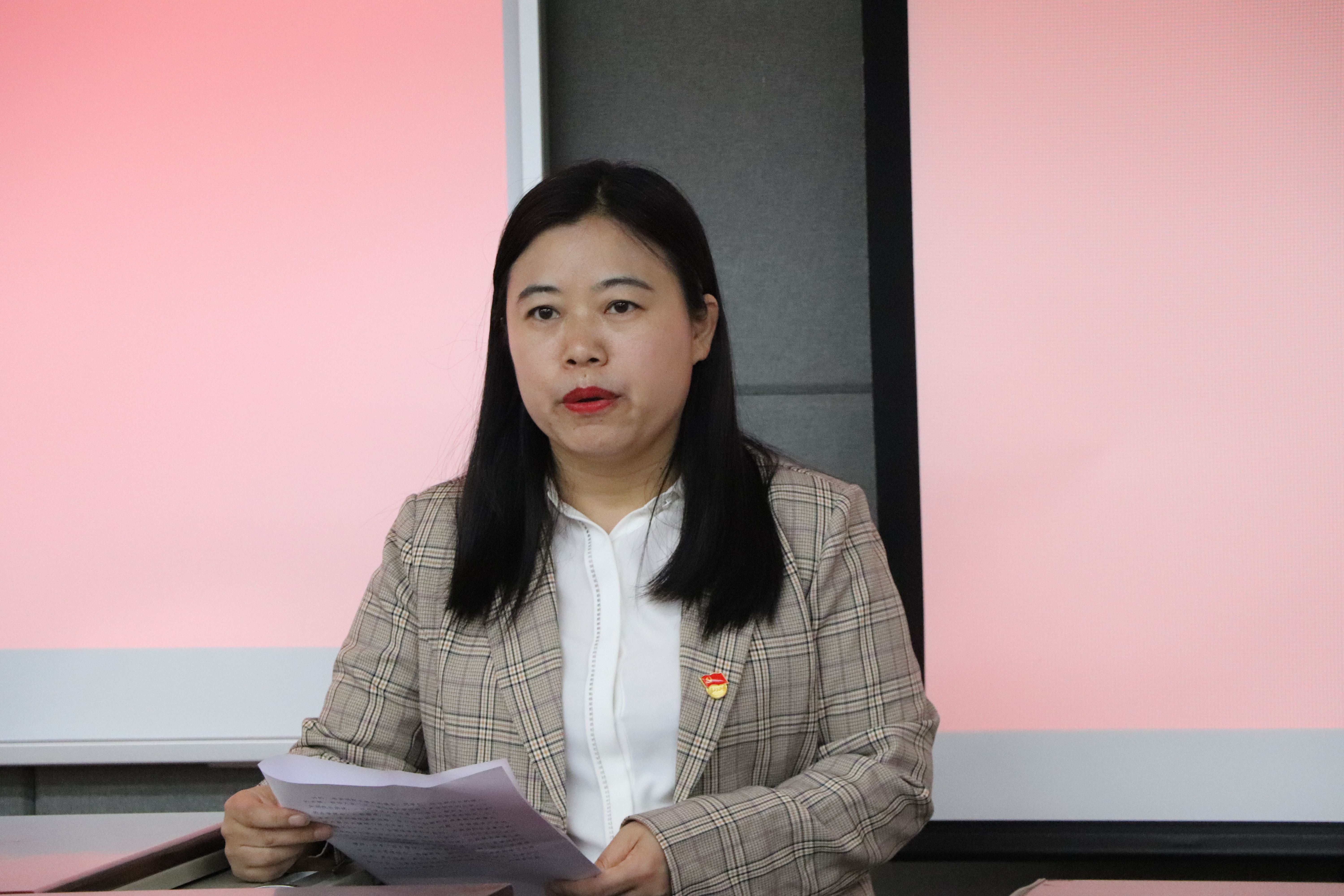 新葡萄8883官网AMG党委副书记张艳玲主持报告会.JPG