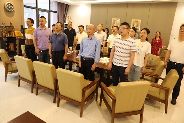 2bc77459de854a57a5eae99e5b148238.jpg 唱歌.jpg